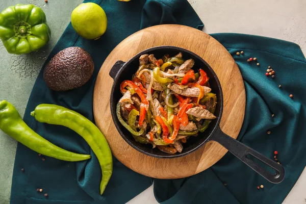 Padella Con Gustosa Fajita Verdure Sfondo Colore — Foto Stock