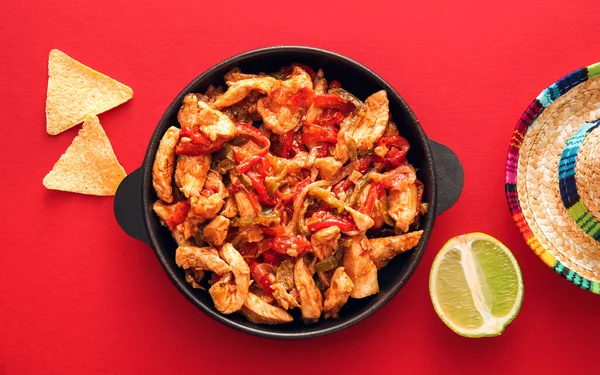 Padella Con Gustosa Fajita Nachos Cappello Sombrero Sfondo Colore — Foto Stock