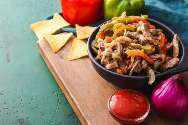 Padella Con Gustosa Fajita Manzo Salsa Sfondo Colore — Foto Stock