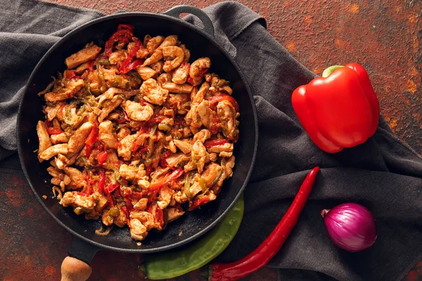 Frying Pan Tasty Chicken Fajita Grunge Background — Stock Photo, Image