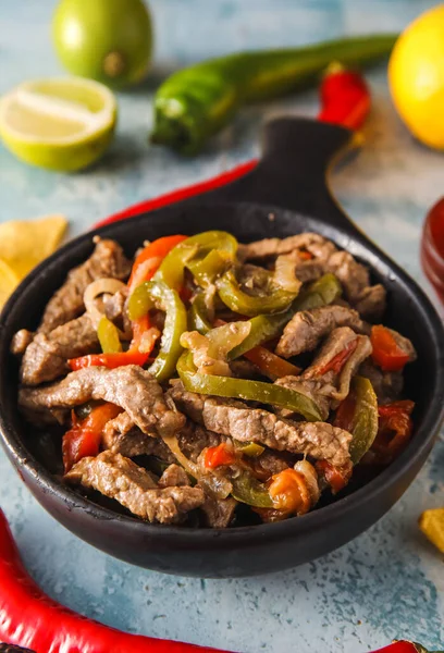 Sütő Serpenyő Ízletes Fajita Színes Háttér Közelkép — Stock Fotó