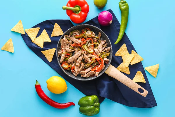 Sütő Serpenyőben Ízletes Marhahús Fajita Nachos Zöldségek Színes Háttér — Stock Fotó