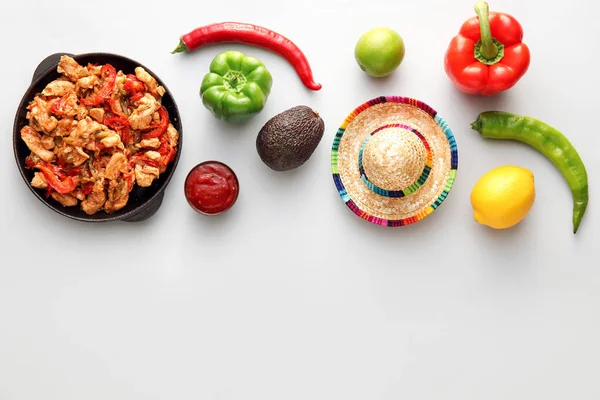 Composizione Con Gustosa Fajita Verdure Cappello Sombrero Sfondo Bianco — Foto Stock