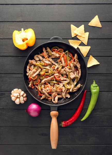 Padella Con Gustosa Fajita Manzo Verdure Nachos Fondo Legno Scuro — Foto Stock