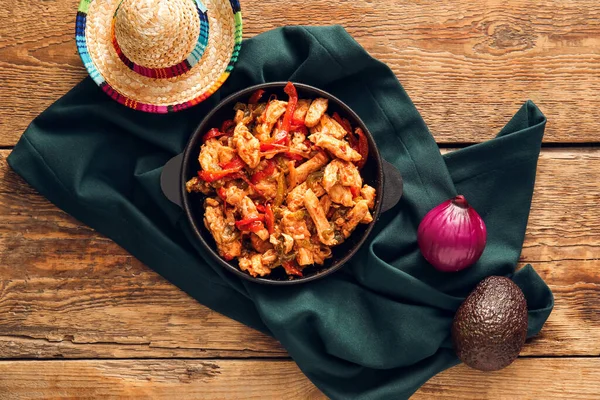 Padella Con Gustosa Fajita Cappello Sombrero Fondo Legno — Foto Stock