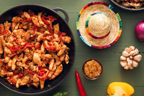 Padella Con Gustosa Fajita Cappello Sombrero Sfondo Legno Colori — Foto Stock