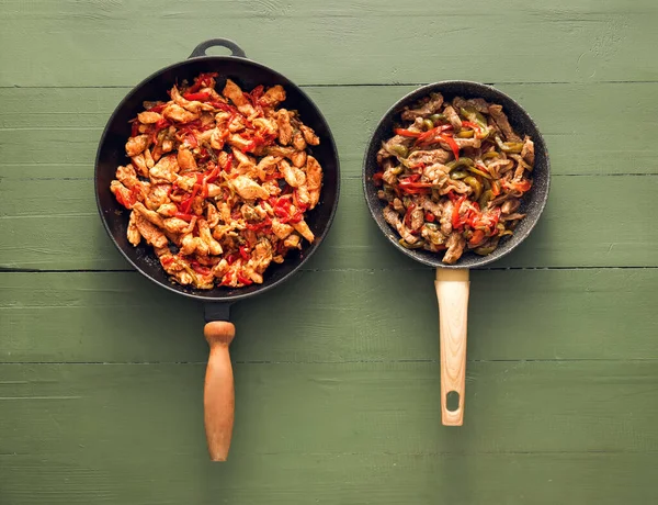 Frigideiras Com Fajita Saboroso Cor Fundo Madeira — Fotografia de Stock