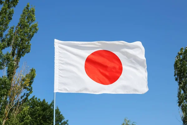 日本国旗在户外飘扬 — 图库照片