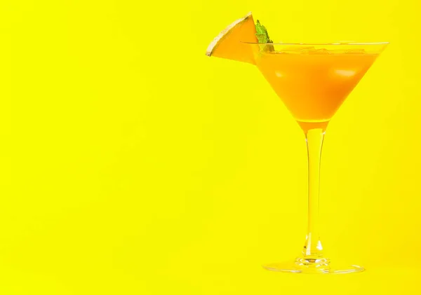 Glass Cold Melon Cocktail Yellow Background — Stock Photo, Image