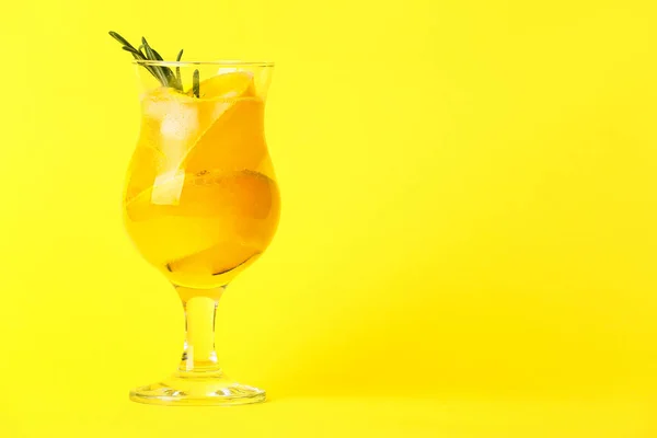 Glas Koude Meloen Cocktail Gele Achtergrond — Stockfoto
