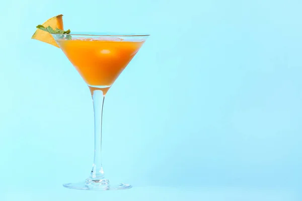 Sticlă Cocktail Pepene Galben Fundal Albastru — Fotografie, imagine de stoc