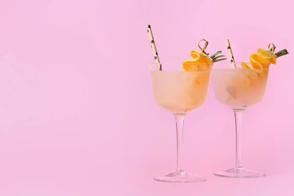 Gläser Mit Kaltem Melonencocktail Auf Rosa Hintergrund — Stockfoto