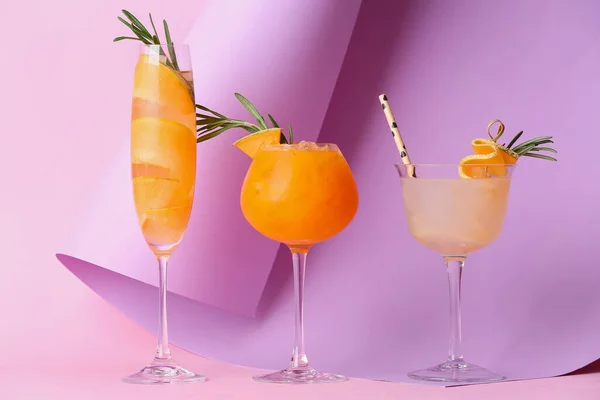 Gläser Mit Verschiedenen Melonencocktails Auf Farbigem Hintergrund — Stockfoto