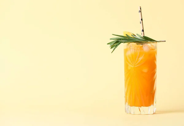 Glas Mit Kaltem Melonencocktail Garniert Mit Rosmarin Auf Farbigem Hintergrund — Stockfoto