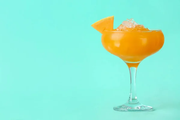 Glas Leckerer Melonencocktail Auf Farbigem Hintergrund — Stockfoto