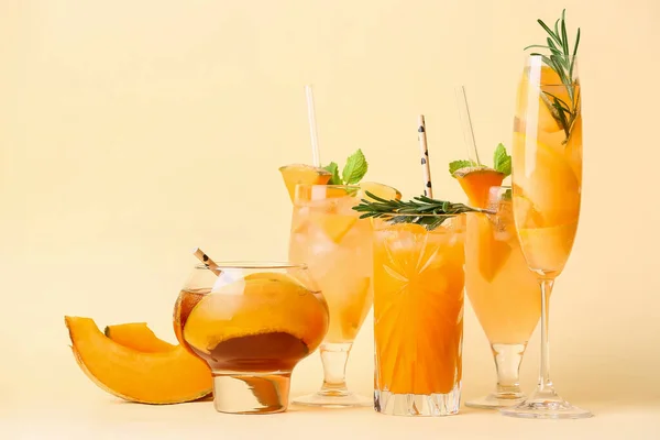 Glazen Van Verschillende Meloen Cocktails Kleur Achtergrond — Stockfoto