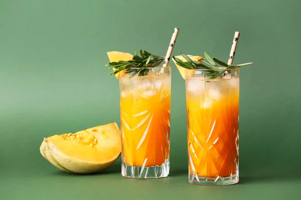 Gläser Leckerer Melonencocktail Auf Grünem Hintergrund — Stockfoto