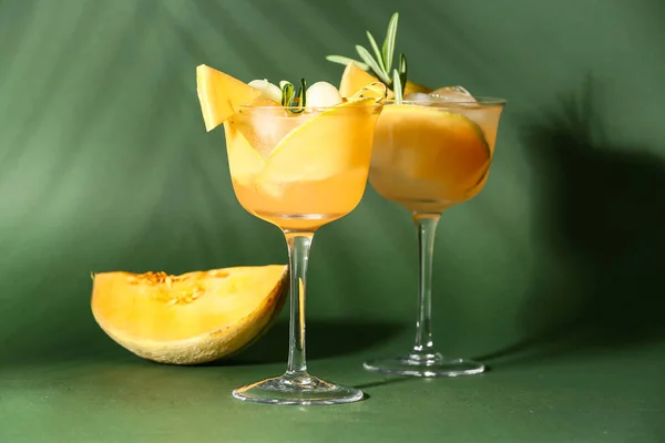Gläser Mit Cocktail Und Melonengrünem Hintergrund — Stockfoto