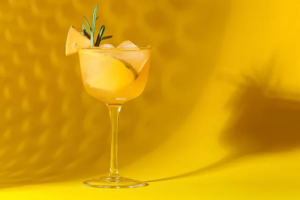 Glas Leckerer Melonencocktail Auf Gelbem Hintergrund — Stockfoto