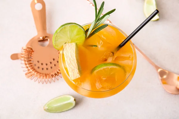 Glas Lekkere Meloen Cocktail Met Limoen Rozemarijn Lichte Achtergrond — Stockfoto