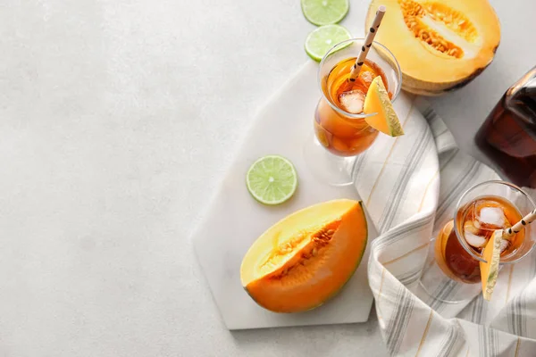 Samenstelling Met Glazen Koude Meloen Cocktail Lichte Achtergrond Close — Stockfoto