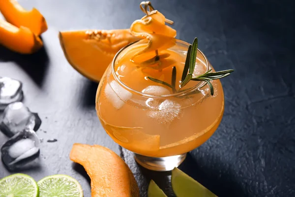 Glas Välsmakande Melon Cocktail Mörk Färg Bakgrund Närbild — Stockfoto