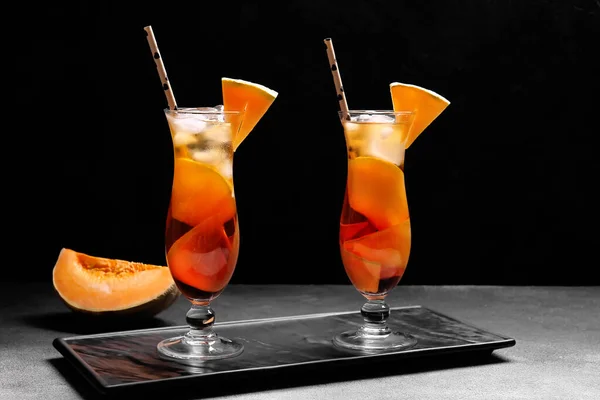Board Glasses Tasty Melon Cocktail Dark Background — Stock Photo, Image