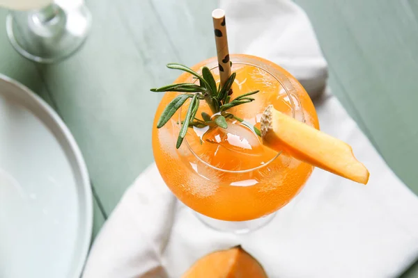 Glas Kall Melon Cocktail Färg Trä Bakgrund Närbild — Stockfoto