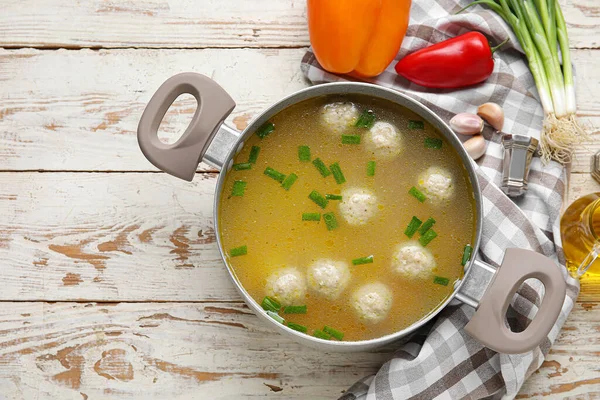 Maceta Con Sabrosa Sopa Albóndigas Verduras Especias Sobre Fondo Madera — Foto de Stock