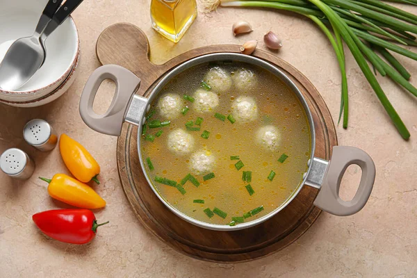 Γλάστρα Νόστιμη Σούπα Κεφτεδάκια Λαχανικά Και Μπαχαρικά Στο Φόντο Χρώμα — Φωτογραφία Αρχείου