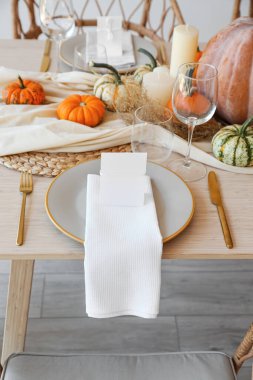 Davetiyeli güzel sonbahar masası.