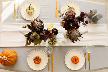 Restoranda çiçekler ve balkabaklarıyla güzel bir sonbahar masası.