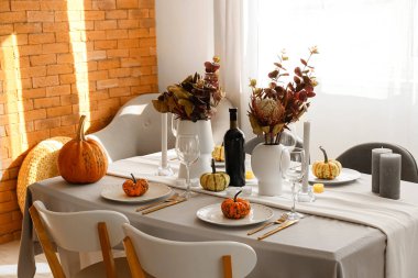 Restoranda balkabağı ve çiçeklerle güzel bir sonbahar masası.