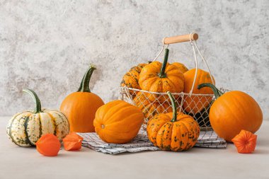 Açık arkaplanda olgun balkabaklarıyla kompozisyon