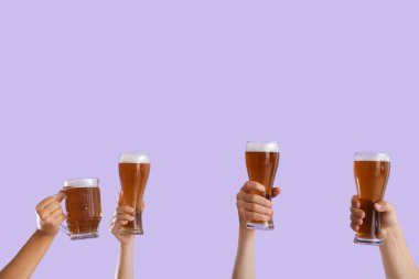 Renkli arka planda biralı eller