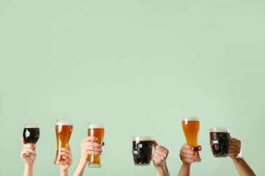 Renkli arka planda biralı eller