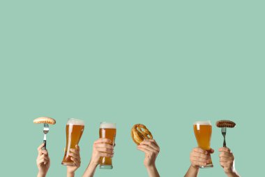 Biralı eller ve arka planda atıştırmalıklar