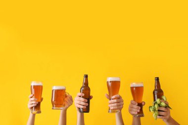 Renkli arka planda biralı eller