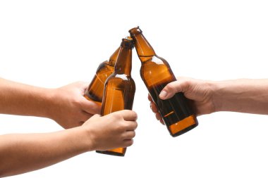 Beyaz arka planda bira şişeleri olan eller