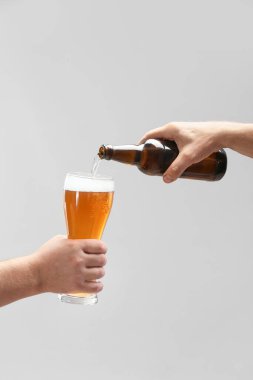 Gri arka planda biralı eller