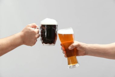 Gri arka planda biralı eller