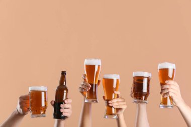 Renkli arka planda biralı eller