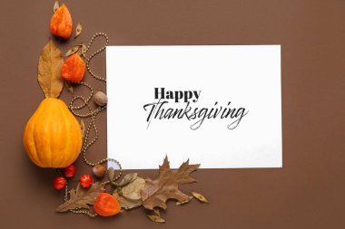 Balkabağı ve metin ile sonbahar kompozisyonu Renk arkaplan üzerinde Mutlu Şükran Günü