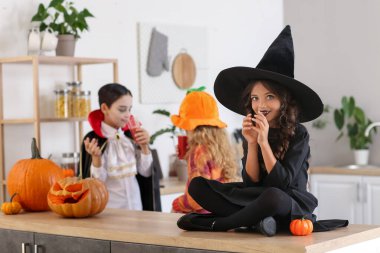 Cadılar Bayramı 'nı evde kutlayan şirin çocuklar.