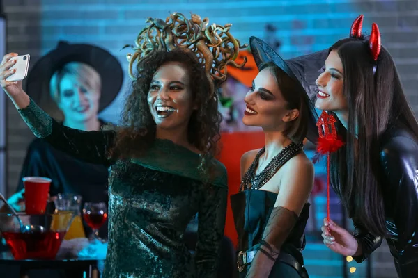 Fiatal Nők Szelfit Készítenek Halloween Partin — Stock Fotó