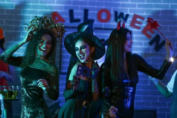 Junge Frauen Amüsieren Sich Auf Halloween Party — Stockfoto