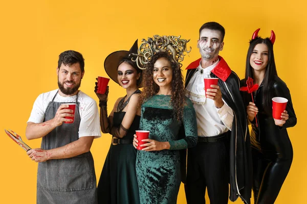 Pessoas Trajes Halloween Fundo Cor — Fotografia de Stock