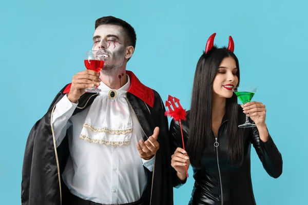 Люди Костюмах Хэллоуина Цветном Фоне — стоковое фото