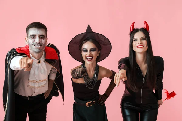 Ludzie Kostiumach Halloween Kolorowym Tle — Zdjęcie stockowe