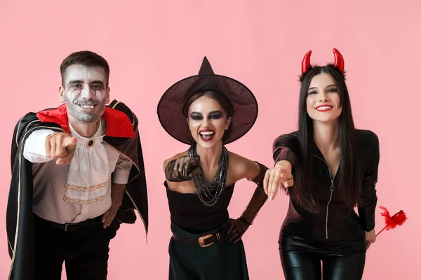 Pessoas Trajes Halloween Fundo Cor — Fotografia de Stock